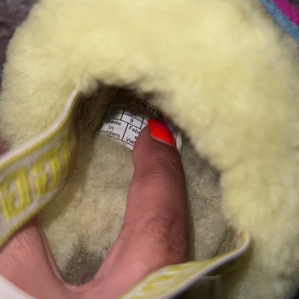 UGG Slippers - Picture 7 of 8